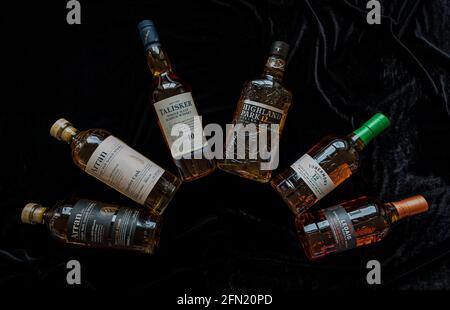 Bottiglie e marchi di whisky di malto scozzese, Scozia, Regno Unito: Whisky di malto Arran, Talisker, whisky di Highland Park, whisky di Tobermory e whisky di Ledaig Foto Stock