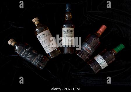 Bottiglie e marchi di whisky di malto scozzese, Scozia, Regno Unito: Arran, Talisker Malt whisky, Ledaig whisky e Toermory whisky bottle Foto Stock