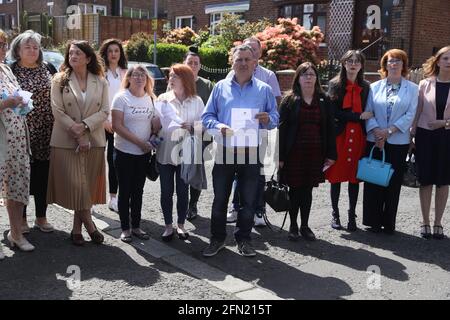 John Teggart, figlio di Daniel Teggart, che è stato tra coloro che sono stati uccisi nella serie di sparatorie a Ballymurphy, Belfast, tra il 9 e il 11 agosto 1971, parla ai media insieme ad altre famiglie di persone che sono state uccise, tenendo una lettera dal primo ministro Boris Johnson. Data immagine: Giovedì 13 maggio 2021. Il governo è "veramente dispiaciuto" per gli eventi di Ballymurphy 50 anni fa, in cui sono state uccise 10 persone innocenti, ha detto il Segretario di Stato per l'Irlanda del Nord, Brandon Lewis. Guarda la storia della PA ULSTER Ballymurphy. Il credito fotografico dovrebbe essere: Brian Lawless/PA Wire Foto Stock