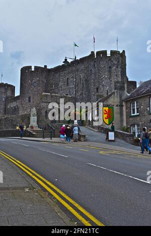 Vista sulla strada dello storico castello di Pembroke. Risalente in parti del 12/13 ° secolo è un edificio classificato di grado I. Foto Stock