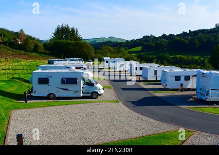 Una vista di roulotte e camper sul posto al Red Kite Touring Park vicino a Llanidloes nel Mid-Wales. Sito riservato agli adulti con piazzole completamente servite. Foto Stock