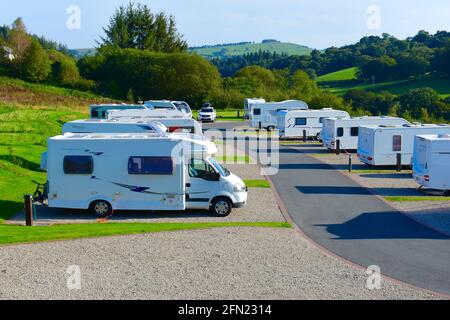 Una vista di roulotte e camper sul posto al Red Kite Touring Park vicino a Llanidloes nel Mid-Wales. Sito riservato agli adulti con piazzole completamente servite. Foto Stock