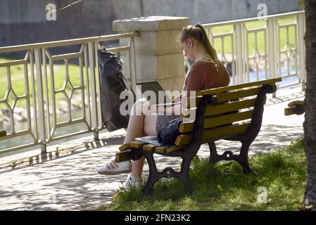 Le ragazze stanno guardando smartphone a Ostrava, Repubblica Ceca, 11 maggio 2021. (Foto CTK/Drahoslav Ramik) Foto Stock