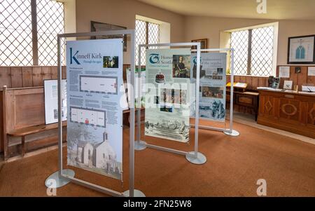 KINNEFF OLD CHURCH ANGUS SCOTLAND MOSTRA INFORMATIVA DI GUIDE STORICHE ALL'INTERNO DEL KIRK Foto Stock