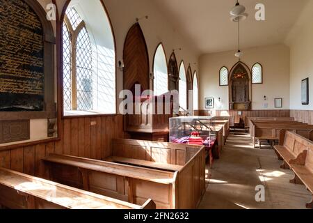 KINNEFF VECCHIA CHIESA ANGUS SCOZIA INTERNO DEL KIRK IL PEWS PULPITO E TARGHE MEMORIAL Foto Stock