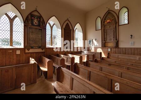 KINNEFF VECCHIA CHIESA ANGUS SCOZIA INTERNO DEL LEGNO KIRK PEWS E LAPIDI COMMEMORATIVE Foto Stock