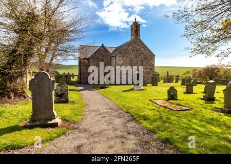 KINNEFF VECCHIA CHIESA ANGUS SCOZIA PERCORSO CHE CONDUCE ALL'INGRESSO PRINCIPALE AL KIRK Foto Stock