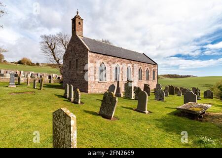 KINNEFF VECCHIA CHIESA ANGUS SCOZIA IL KIRK E CIMITERO VISTO DA SUD OVEST Foto Stock