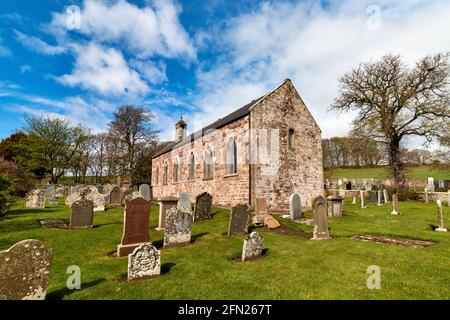 KINNEFF VECCHIA CHIESA ANGUS SCOZIA IL KIRK E CIMITERO VISTO ALL'INIZIO DELLA PRIMAVERA Foto Stock