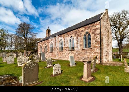 KINNEFF VECCHIA CHIESA ANGUS SCOZIA IL KIRK E CIMITERO VISTO IN PRIMAVERA Foto Stock