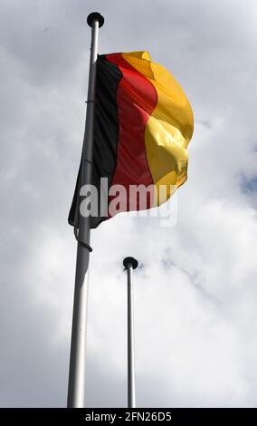 Solingen, Germania. 13 maggio 2021. Una bandiera tedesca vola accanto a un palo vuoto di fronte al municipio della città. Durante la notte, persone sconosciute avevano bruciato la bandiera israeliana, che vi era stata issata solo poco prima. L'amministrazione comunale aveva voluto commemorare l'instaurazione di relazioni diplomatiche tra Israele e Germania il 12 maggio 1965, ha detto. Credit: Roberto Pfeil/dpa/Alamy Live News Foto Stock