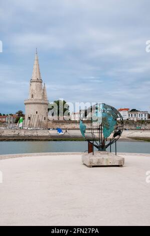 La torre Lanterne e il Globe de la Francophonie fatto di bronzo da scultore francese Bruce Krebs, la rochelle, Charente-Maritime (17), Nouvelle- Foto Stock