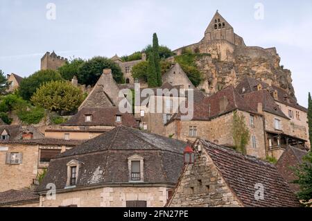 Città medievale di Beynac-et-Cazenac la sera, Dordogna (24), Nouvelle-Aquitaine regione, Francia. Il villaggio è elencato come uno dei più belli Foto Stock