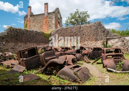 Automobili arrugginite e rovine di Oradour-sur-Glane dove gli abitanti sono stati assassinati dai nazisti il 10 giugno 1944, Haute-Vienne (87), Nouvelle- Aquitain Foto Stock