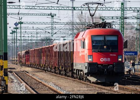 Lepseny, Ungheria - 28 febbraio 2021: TRENO merci OEBB Austrian Railways con locomotiva Siemens Taurus 1116 034-0 a Lepseny Railway st Foto Stock