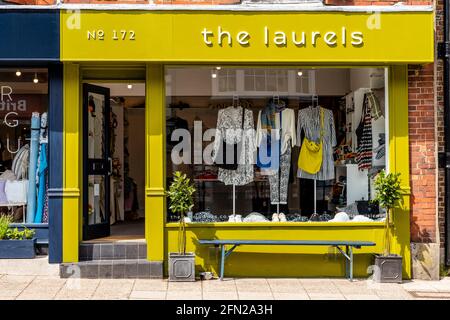 Negozi colorati in High Street, Lewes, East Sussex, Regno Unito. Foto Stock