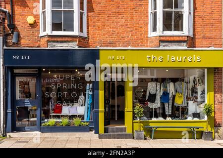 Negozi colorati in High Street, Lewes, East Sussex, Regno Unito. Foto Stock