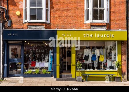 Negozi colorati in High Street, Lewes, East Sussex, Regno Unito. Foto Stock