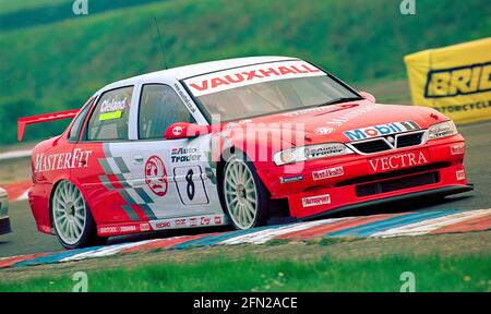 John Cleland nella sua Vauxhall Vectra nei round 5 e 6 del Btcc al circuito automobilistico di Thruxton nel Regno Unito. Foto Stock