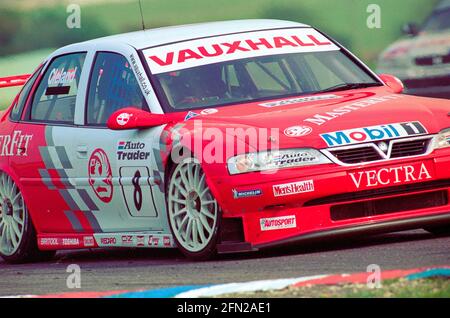 John Cleland nella sua Vauxhall Vectra nei round 5 e 6 del Btcc al circuito automobilistico di Thruxton nel Regno Unito. Foto Stock