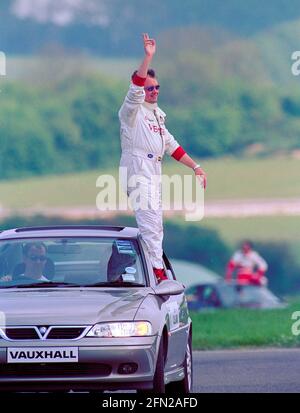 John Cleland si è fermato sul finestrino della porta dell'auto sul giro della sfilata, sventolando alla folla dei 1999 round del Btcc 5 e 6 al Thruxton Circuit UK. Foto Stock