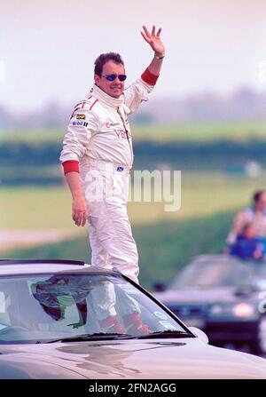 John Cleland si è fermato sul finestrino della porta dell'auto sul giro della sfilata, sventolando alla folla dei 1999 round del Btcc 5 e 6 al Thruxton Circuit UK. Foto Stock