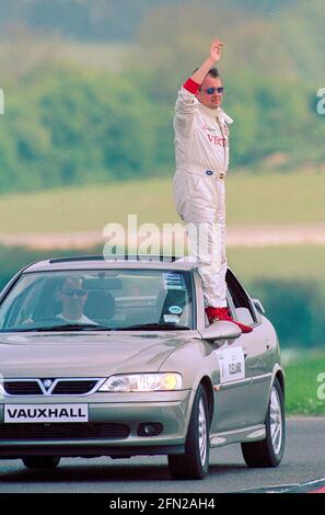 John Cleland si è fermato sul finestrino della porta dell'auto sul giro della sfilata, sventolando alla folla dei 1999 round del Btcc 5 e 6 al Thruxton Circuit UK. Foto Stock