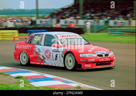 John Cleland nella sua Vauxhall Vectra nei round 5 e 6 del Btcc al circuito automobilistico di Thruxton nel Regno Unito. Foto Stock