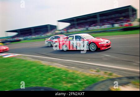 John Cleland esiste al circuito automobilistico Thruxton Club Chicane durante il campionato britannico di vetture Touring nel 1999 nella sua Vectra Vauxhall. Foto Stock