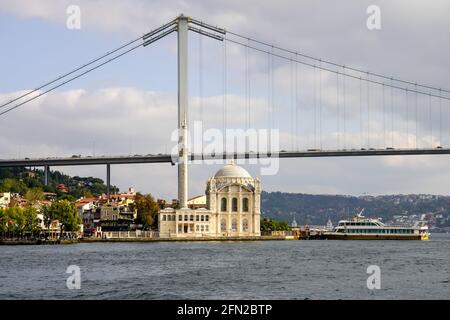 Vista della Moschea Ortakoy e il primo ponte sul Bosforo, Istanbul, Turchia. Foto Stock