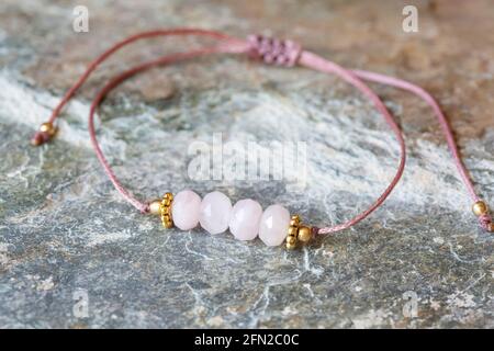 Bracciale in pietra minerale a taglio cubico di morganite su fondo naturale Foto Stock