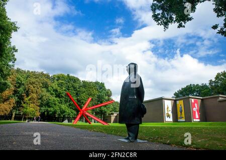 Statua di Monsieur Jacques, di Oswald Wenckebach, 1955, e K-Piece, di Mark di Suvero, 1972, Museo Kroller-Muller, Parco Nazionale Hoge Veluwe, Otter Foto Stock