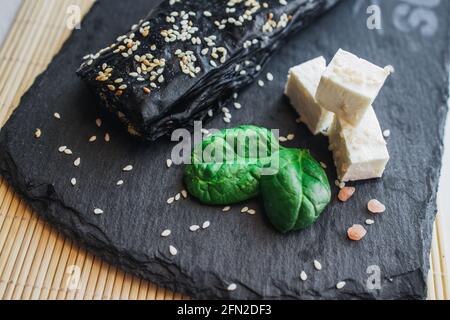 Torta al formaggio al forno con latte. Banitsa di burro bulgaro per colazione Foto Stock