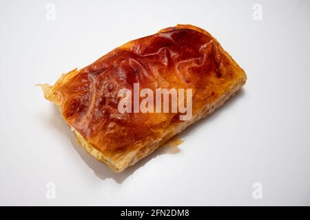 Torta al formaggio al forno con latte. Banitsa di burro bulgaro per colazione Foto Stock