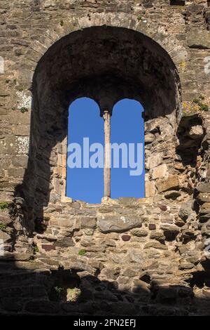 Round Arch Window nelle rovine della Casa normanna di pietra del XII secolo, Constables House, Christchurch UK Foto Stock