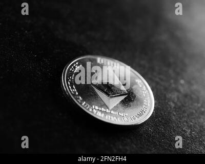 Immagine in scala di grigi della valuta criptata Foto Stock