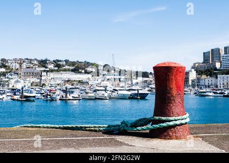 Una nave rossa ormeggio posto a Torquay marina. Foto Stock