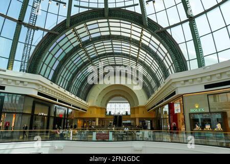 Abu Dhabi, Emirati Arabi Uniti, 14 aprile 2019. Yas Mall, centro commerciale situato sull'isola di Yas, ad Abu Dhabi vicino al Ferrari World e Warner Bros Foto Stock