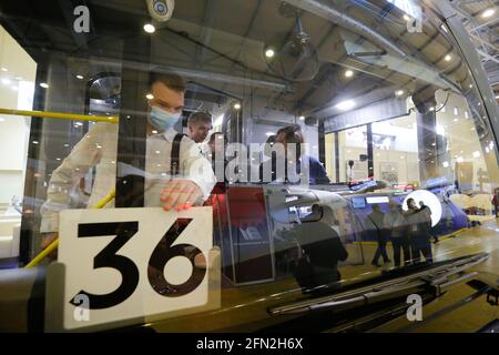 Mosca, Russia. 13 maggio 2021. La gente visita la cabina di un autobus elettrico esposto durante la mostra internazionale ElectroTrans sul trasporto elettrico urbano a Mosca, Russia, 13 maggio 2021. La mostra durerà fino al 14 maggio. Credit: Alessandro Zemlianichenko Jr/Xinhua/Alamy Live News Foto Stock