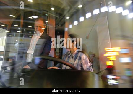 Mosca, Russia. 13 maggio 2021. La gente visita la cabina di un autobus elettrico esposto durante la mostra internazionale ElectroTrans sul trasporto elettrico urbano a Mosca, Russia, 13 maggio 2021. La mostra durerà fino al 14 maggio. Credit: Alessandro Zemlianichenko Jr/Xinhua/Alamy Live News Foto Stock