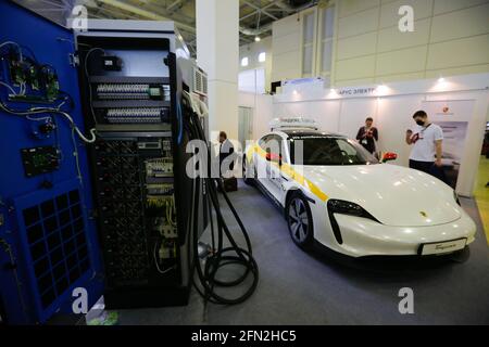 Mosca, Russia. 13 maggio 2021. Una stazione di ricarica per auto elettriche è esposta durante la fiera internazionale ElectroTrans sul trasporto elettrico urbano a Mosca, Russia, 13 maggio 2021. La mostra durerà fino al 14 maggio. Credit: Alessandro Zemlianichenko Jr/Xinhua/Alamy Live News Foto Stock