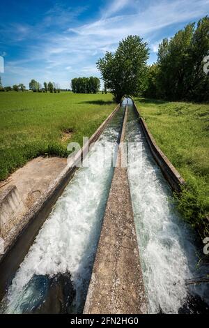 Due piccoli canali di irrigazione in cemento armato nella pianura Padana o nella valle del po (Pianura Padana). Provincia di Mantova, Italia, Europa meridionale. Foto Stock