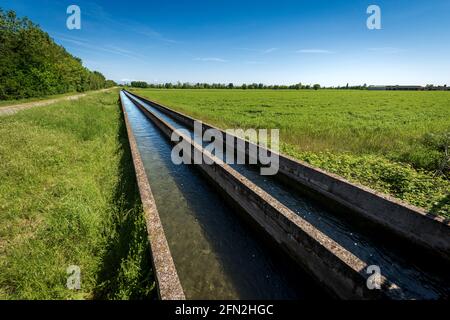 Due piccoli canali di irrigazione in cemento armato nella pianura Padana o nella valle del po (Pianura Padana). Provincia di Mantova, Italia, Europa meridionale. Foto Stock