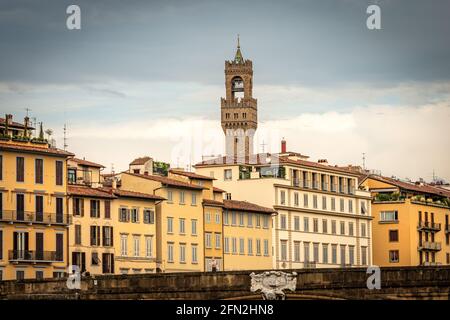 Firenze. Ponte di Santa Trinita (XVI secolo) sul fiume Arno e la torre dell'orologio di Palazzo Vecchio (1299) chiamata Torre di Arnolfo, Toscana, Italia Foto Stock