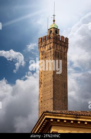 Bologna. Torre degli Asinelli. Una delle due torri medievali (due Torri 1109-1119, 97.20 metri) Piazza di porta Ravegnana, Emilia-Romagna, Italia. Foto Stock