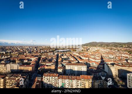 Vista aerea della città di Torino dalla Mole Antonelliana con le Alpi italiane all'orizzonte, Piemonte, Italia, Europa. Foto Stock