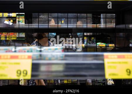 Taipei, Taiwan. 13 maggio 2021. Una donna ha visto lo shopping in un supermercato con scaffali alimentari quasi svuotati a seguito dello scoppio di COVID-19. Il Presidente Tsai ha pronunciato un discorso in seguito allo scoppio della COVID-19 presso l'Ufficio Presidenziale. (Foto di Annabelle Chih/SOPA Images/Sipa USA) Credit: Sipa USA/Alamy Live News Foto Stock