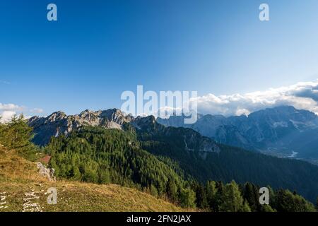 Alpi Giulie dal Monte Santo di Lussari con la cima del cacciatore e la catena montuosa del Jof di Montasio e del Jof Fuart. Foto Stock
