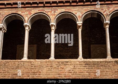 Bologna. Chiostro della Basilica di Santo Stefano o delle sette Chiese in stile paleocristiano, romanico e gotico. Emilia-Romagna, Italia Europa Foto Stock