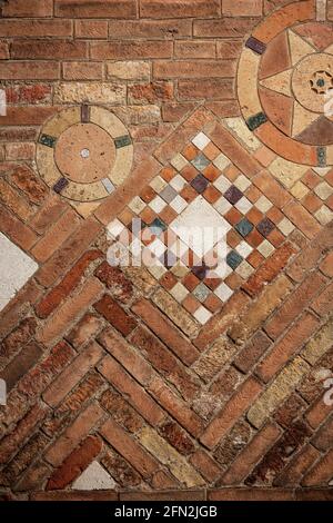 Bologna. Antiche mura in mattoni della Basilica di Santo Stefano chiamate anche le sette Chiese in stile paleocristiano, romanico e gotico. Foto Stock